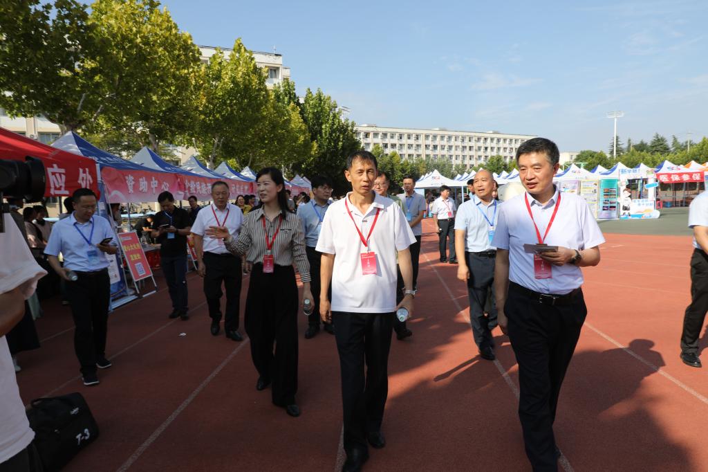 青春书华章 梦想启新航——永利官网喜迎2025级新生